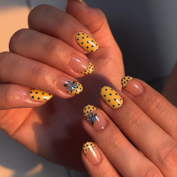 Sunny Dot Blue Floral Press-On Nails – main view
