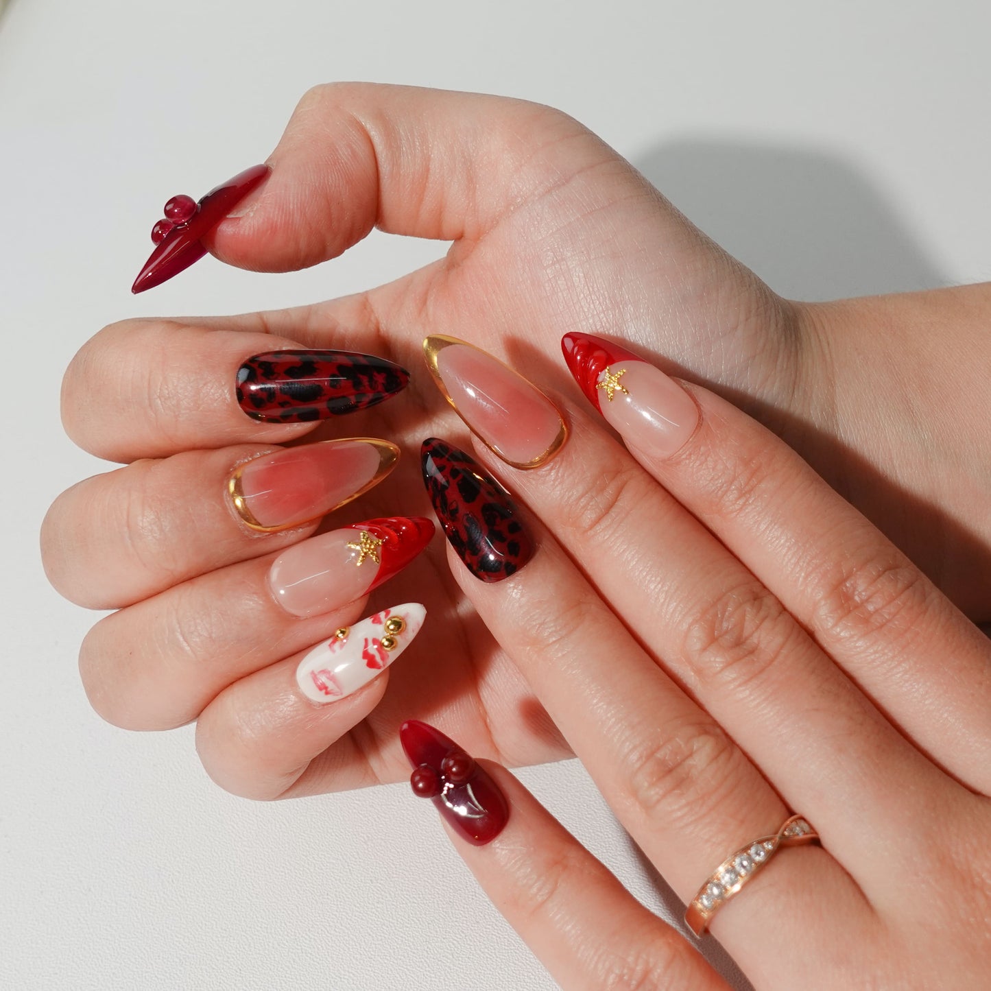 Kiss me wild medium almond 3D press on nails by Kakakoo detail photo 2