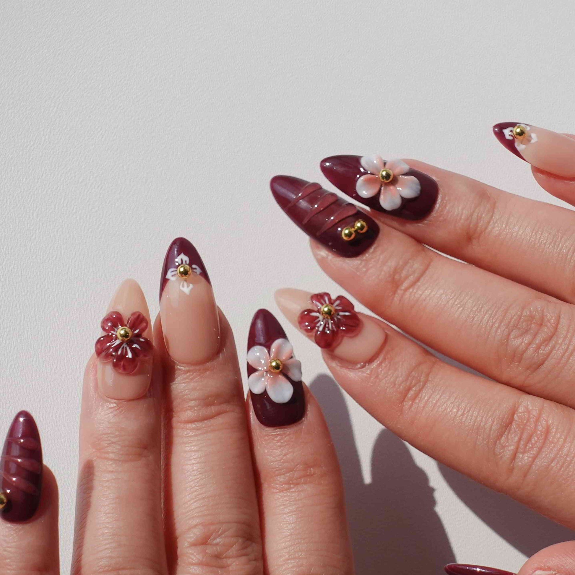 Violet Veil medium almond floral press on nails by Kakakoo detail photo 3