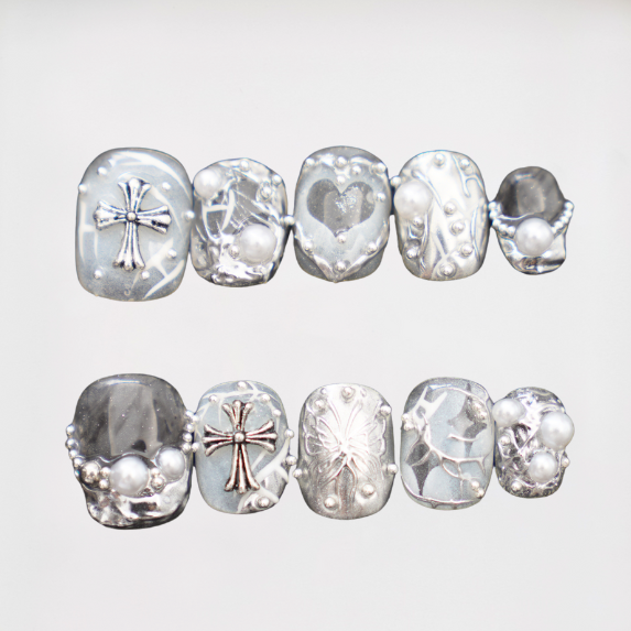 End Realm short almond chrome press on nails by Kakakoo detail photo 9