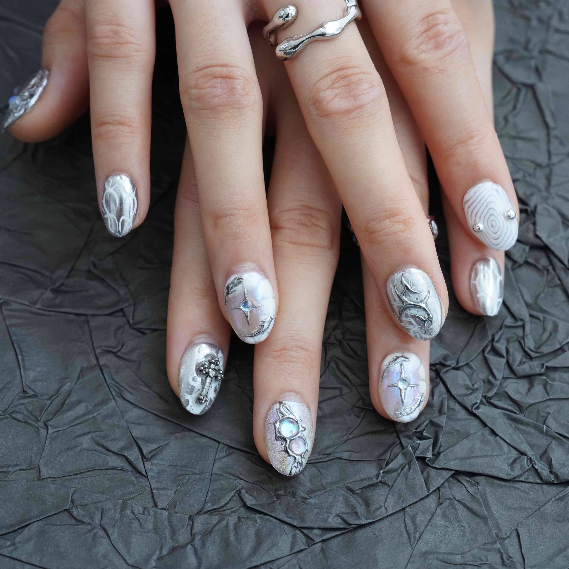 Lunar Relic round chrome press on nails by Kakakoo detail photo 4