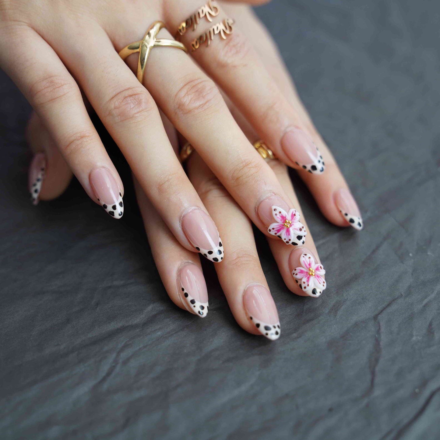 Safari Bloom short almond floral red press on nails by Kakakoo detail photo 5