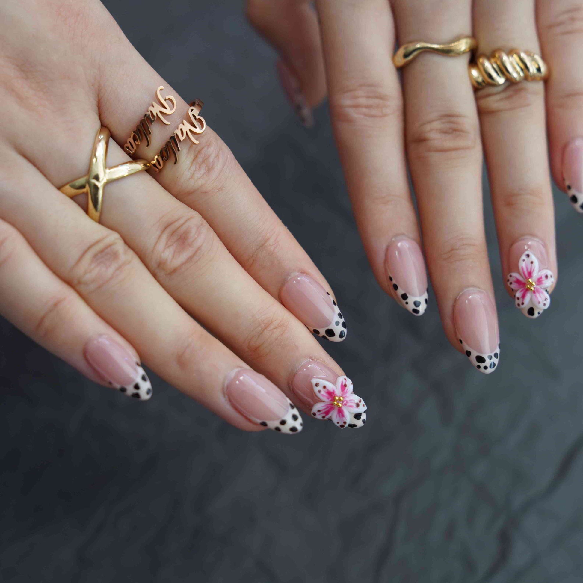 Safari Bloom short almond floral red press on nails by Kakakoo detail photo 3