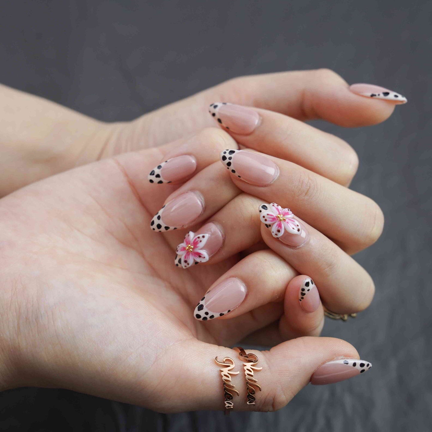 Safari Bloom short almond floral red press on nails by Kakakoo detail photo 2
