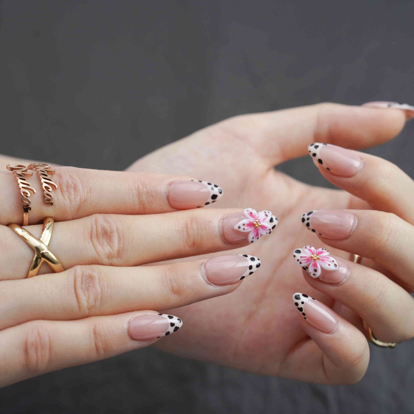 Safari Bloom short almond floral red press on nails by Kakakoo detail photo 4