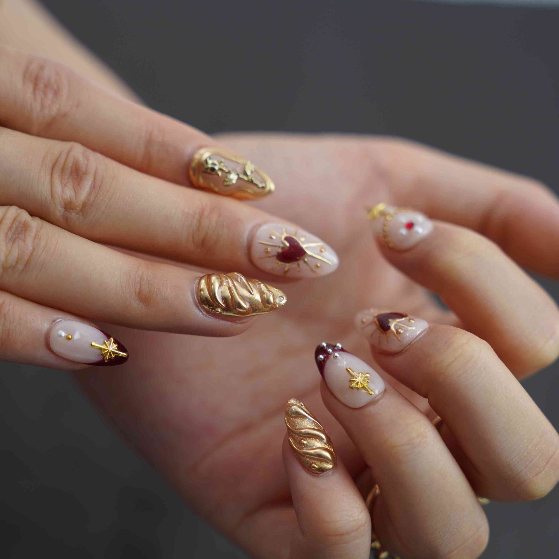Golden Era short almond hand-painted gold press on nails by Kakakoo detail photo 4