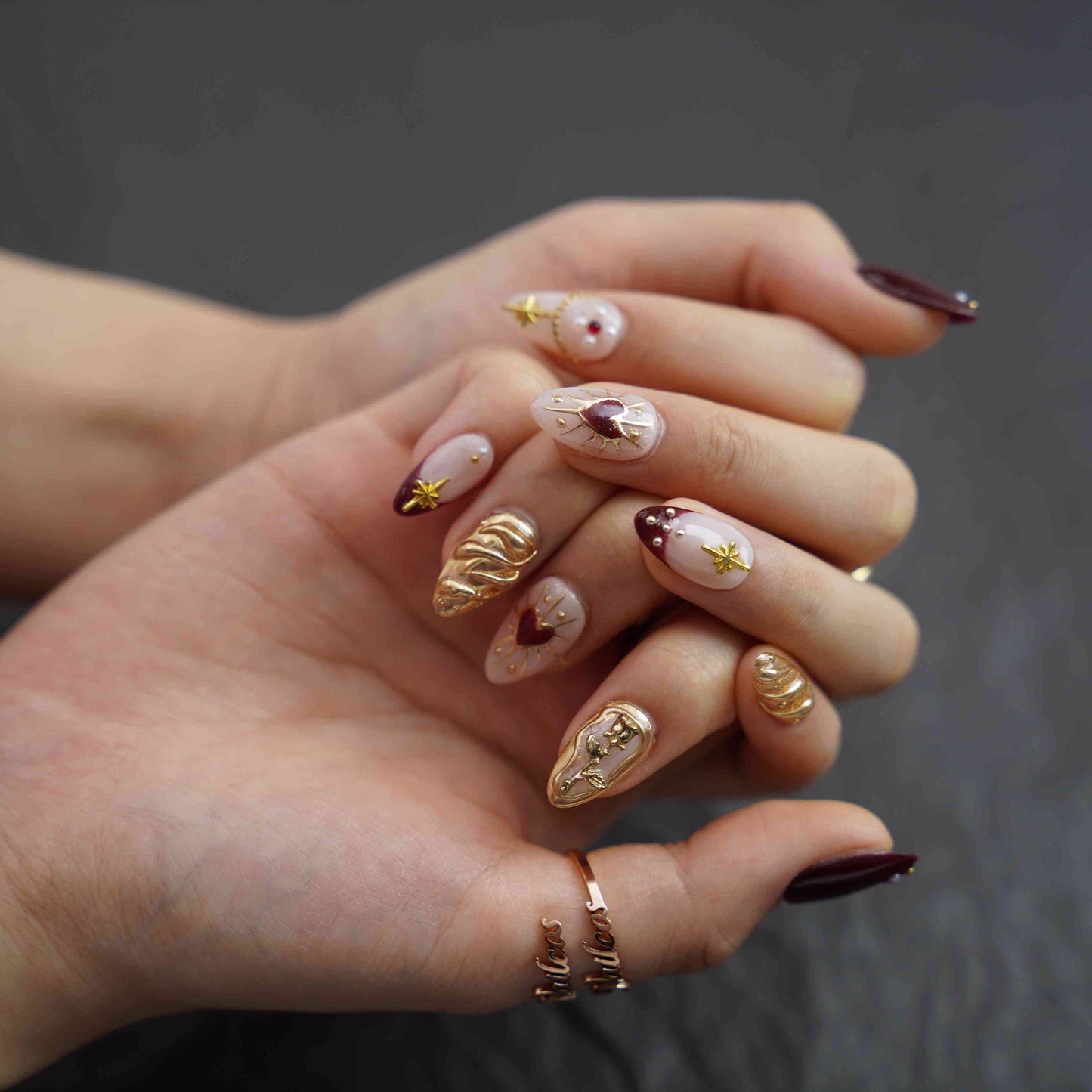 Golden Era short almond hand-painted gold press on nails by Kakakoo detail photo 5