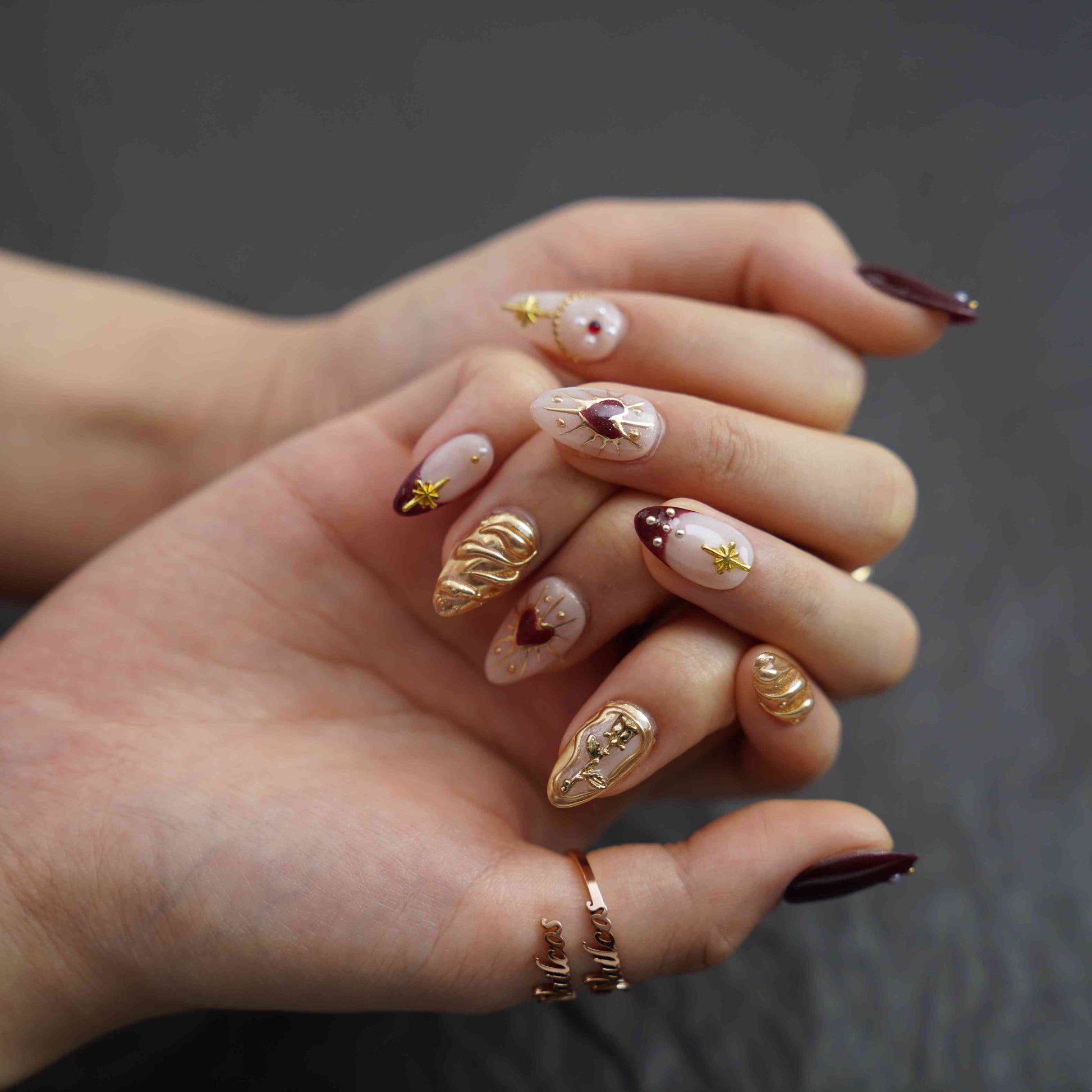Golden Era short almond hand-painted gold press on nails by Kakakoo detail photo 5