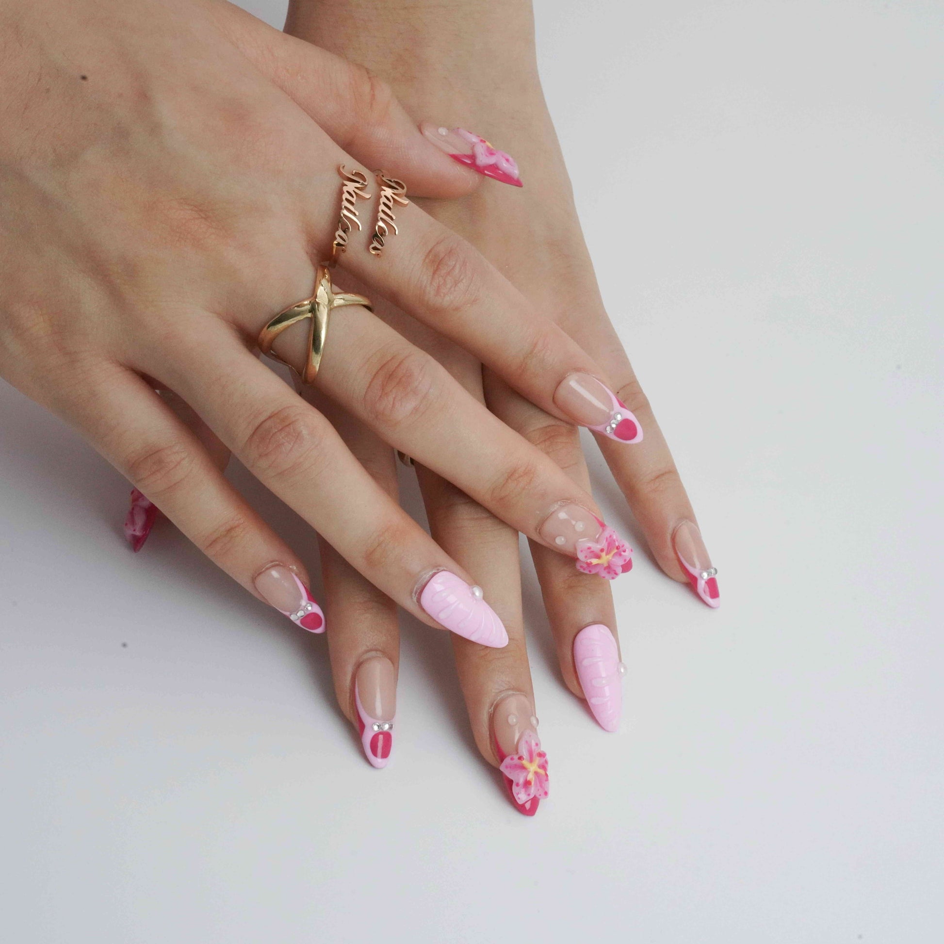 Lily Glow medium almond floral press on nails by Kakakoo detail photo 3