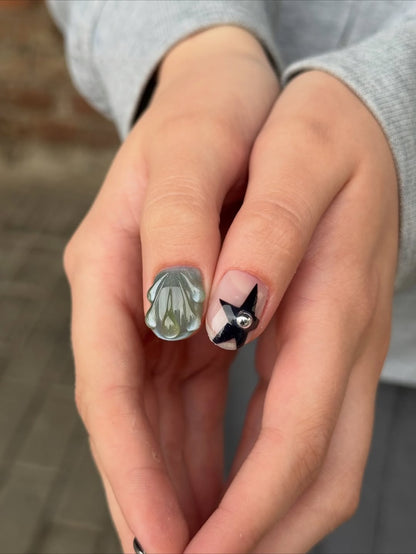 Daisy Matrix Retro Floral Press-On Nails – view 2