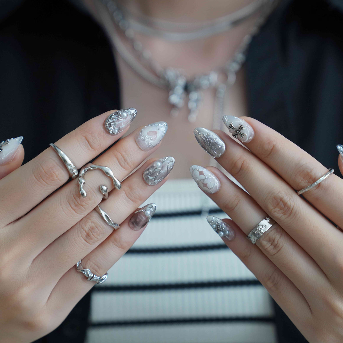 End Realm Silver Graphic Press-On Nails – view 5