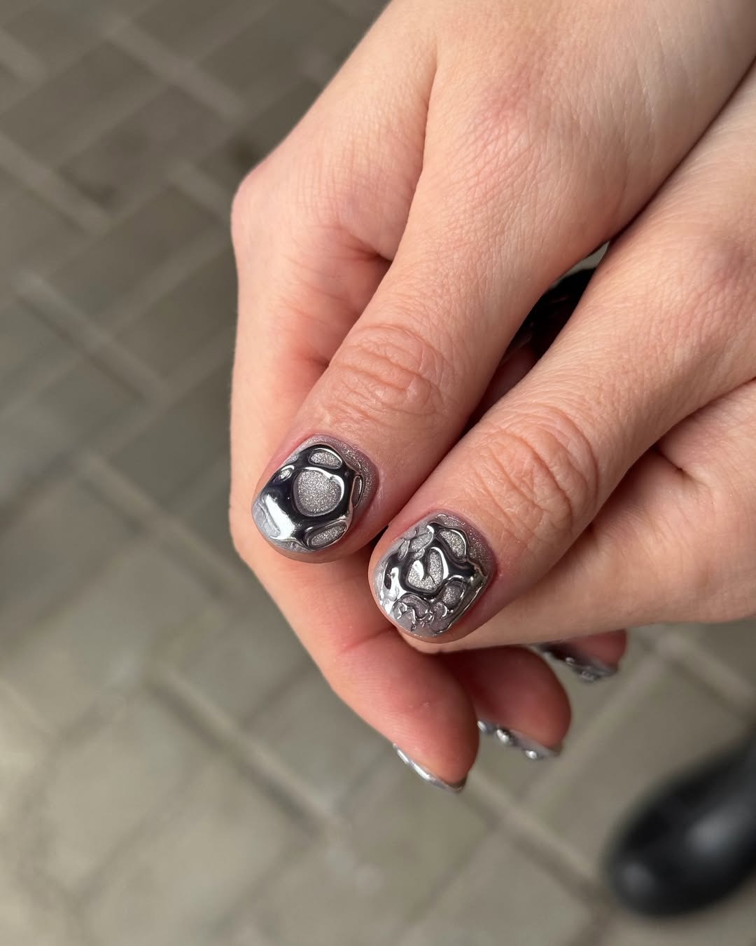 Silver Petal Sculpted Chrome Press-On Nails – view 2