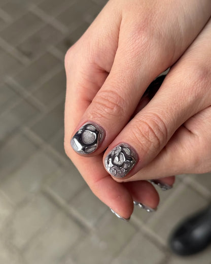 Silver Petal Sculpted Chrome Press-On Nails – view 2
