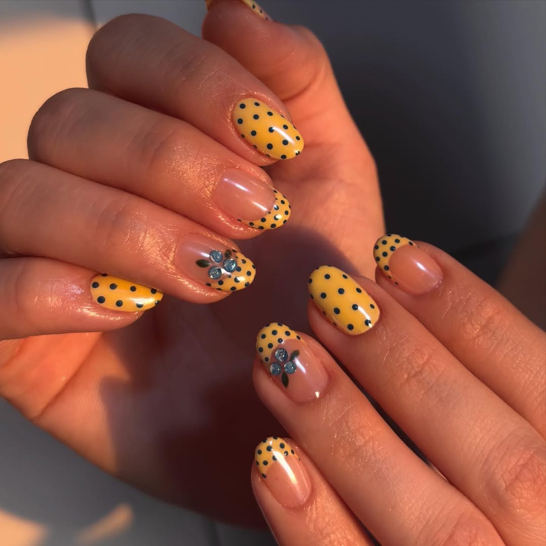 Sunny Dot Blue Floral Press-On Nails – main view
