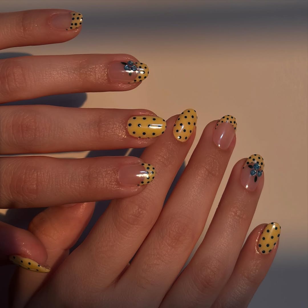 Sunny Dot Blue Floral Press-On Nails – view 3