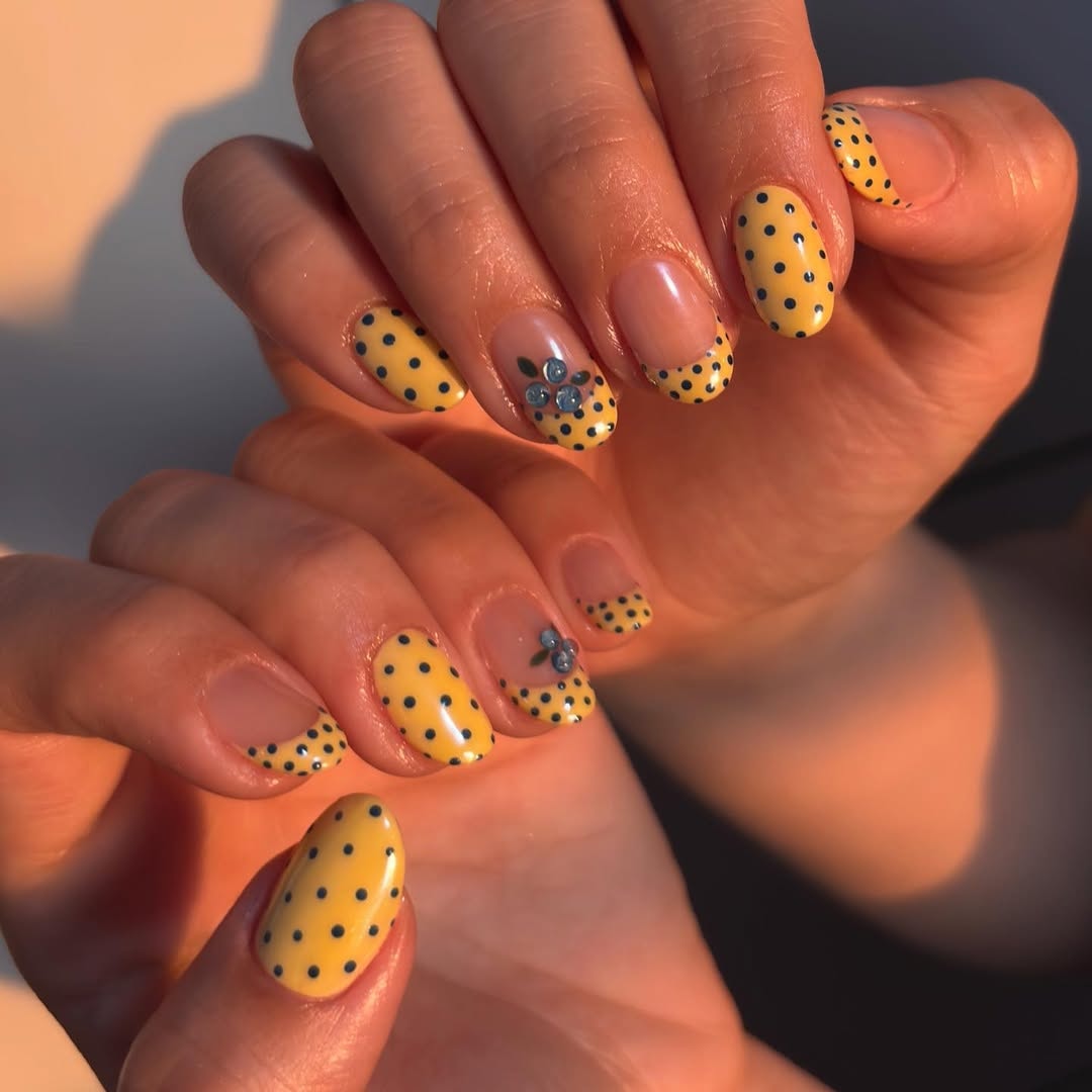 Sunny Dot Blue Floral Press-On Nails – view 4