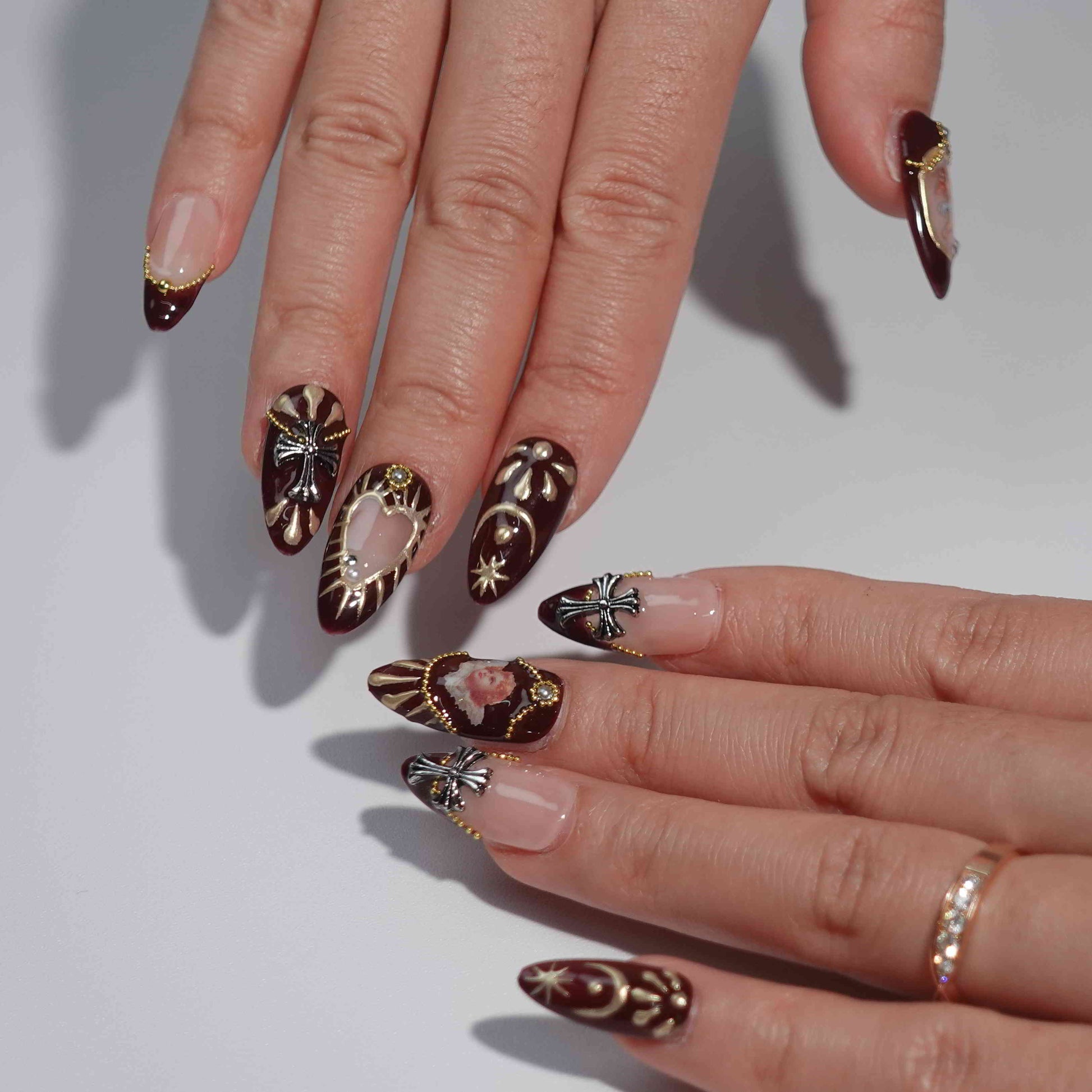 Baroque Seraph medium almond chrome press on nails by Kakakoo detail photo 3